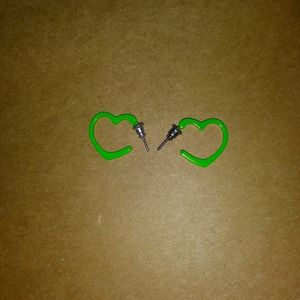 Super cute green heart earrings!!!